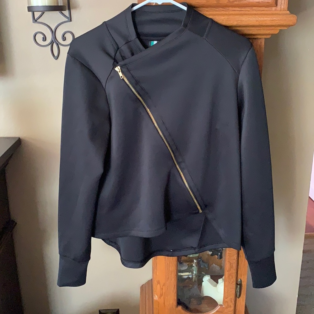 Diagonal zip top